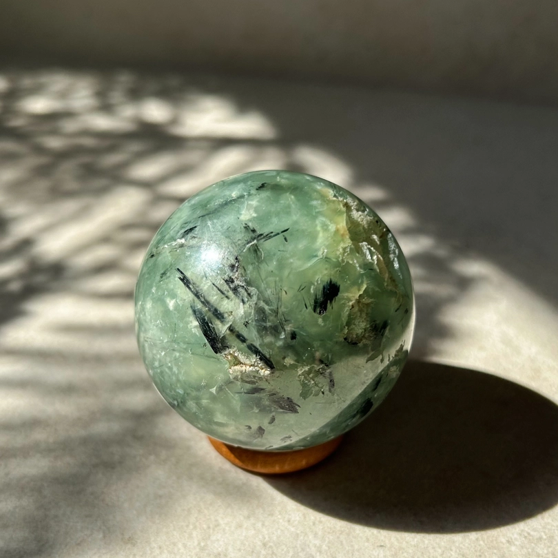 sfera in Phrenite Tormalinata